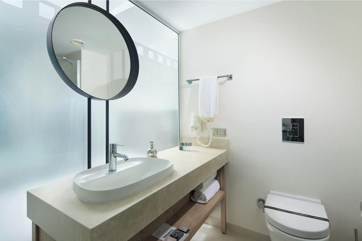 deluxe double room, sea view | bathroom | free toiletries, hair dryer, towels