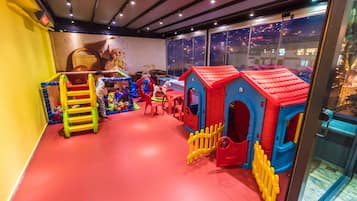 Área de juegos infantiles bajo techo