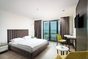 Deluxe Tek Büyük Yataklı Oda, Deniz Manzaralı | Minibar, odada kasa, masa, ses yalıtımı