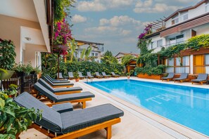 Piscine extérieure en saison, accès possible de 9 h à 20 h, parasols
