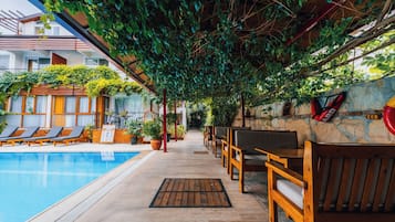 Bar (trong khuôn viên)