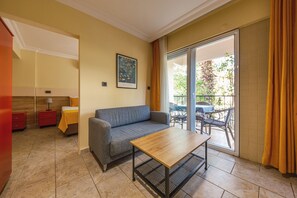 Appartement familial | Aire de séjour | Téléviseur à DEL de 38 po avec télévision par satellite, téléviseur