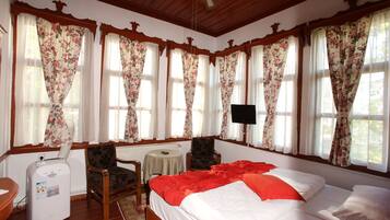 In-room safe, desk, free WiFi