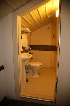 Loft Quadruple Room (Annex) | Bagno | Doccia, set di cortesia gratuito, asciugacapelli, pantofole