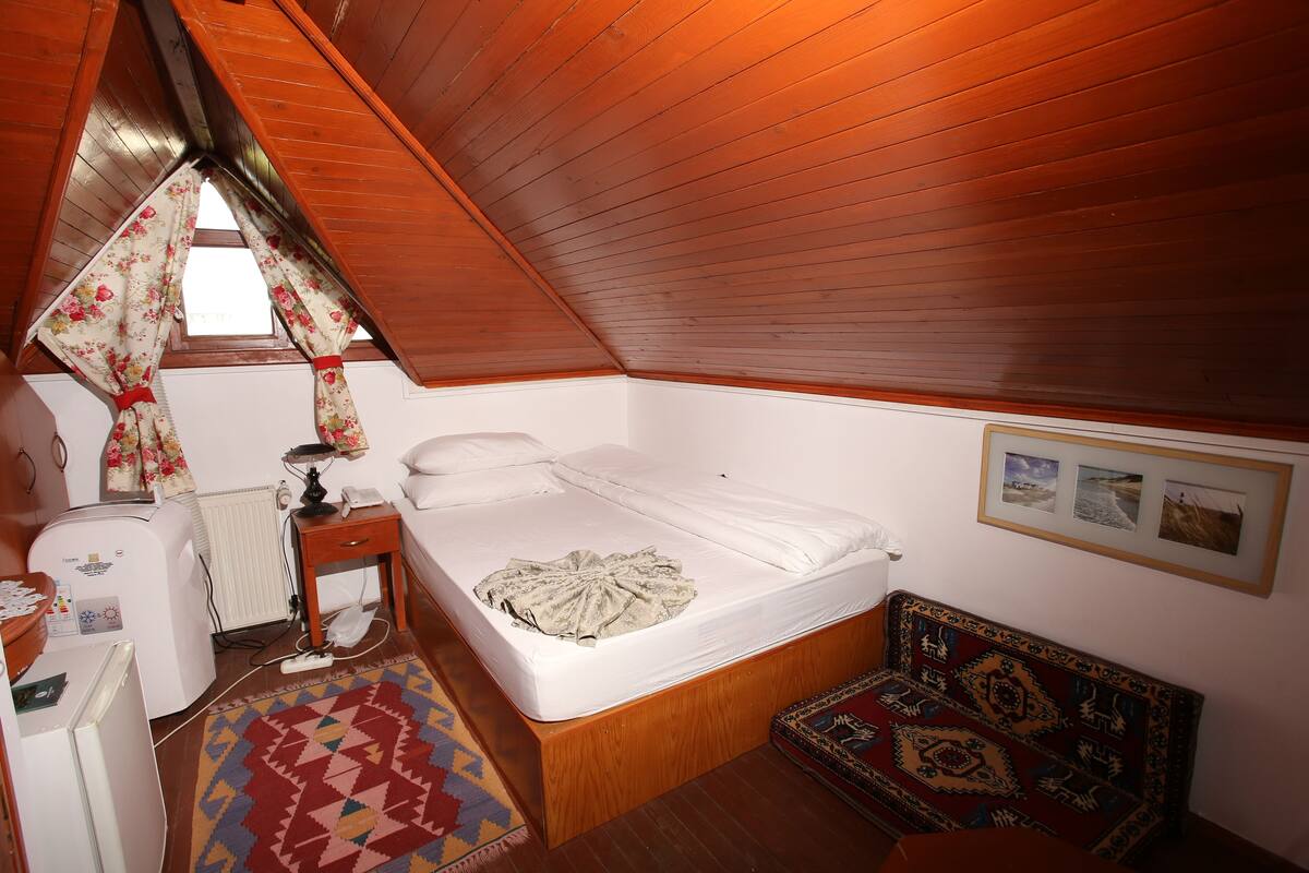 Camera Standard (Attic) | Una cassaforte in camera, una scrivania, Wi-Fi gratuito