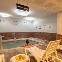 Een bubbelbad, warm/mineraalwaterbronnen, een Turks bad/hammam