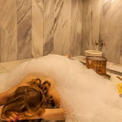 Een bubbelbad, warm/mineraalwaterbronnen, een Turks bad/hammam