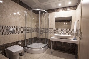 Combined shower/tub, spring water tub, designer toiletries, hair dryer