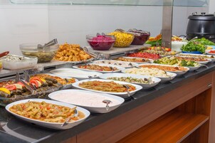 Se ofrece un desayuno bufé todos los días (por un coste adicional)