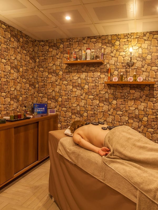 Een bubbelbad, warm/mineraalwaterbronnen, een Turks bad/hammam