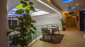 Lobby-lounge