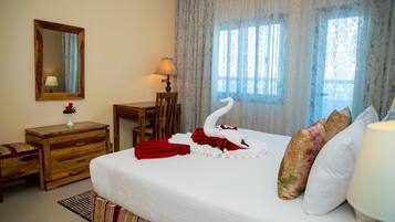 Caja de seguridad en la habitación, escritorio y cortinas blackout