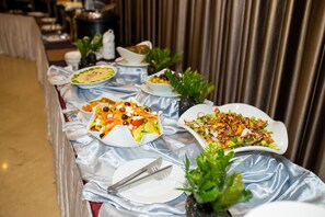 Tägliches Frühstücksbuffet gegen Gebühr