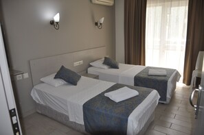 Caja de seguridad en la habitación y tabla de planchar con plancha