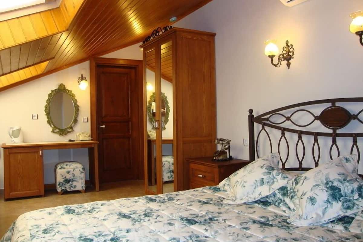 double room (attic) | minibar, in-room safe, desk, soundproofing