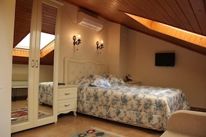 Doppelzimmer (Attic) | Minibar, Zimmersafe, Schreibtisch, schallisolierte Zimmer