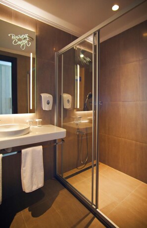 Shower, hair dryer, slippers, towels - Ostimpark Business Hotel (Ankara)