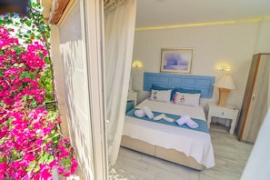 Quarto casal luxo | Roupas de cama premium, frigobar, escrivaninha, cortinas blackout