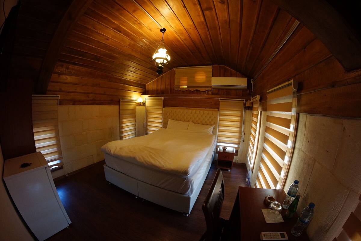 Standard Double Room | Peti besi dalam bilik, meja, seterika/papan seterika, Wi-fi percuma 