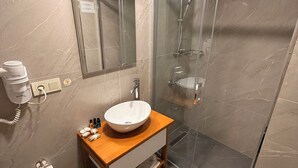 Shower, free toiletries, hair dryer, slippers - Rota Hotel Kadıköy (Istanbul)