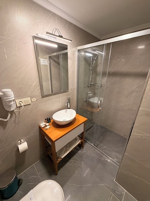 Shower, free toiletries, hair dryer, slippers - Rota Hotel Kadıköy (Istanbul)