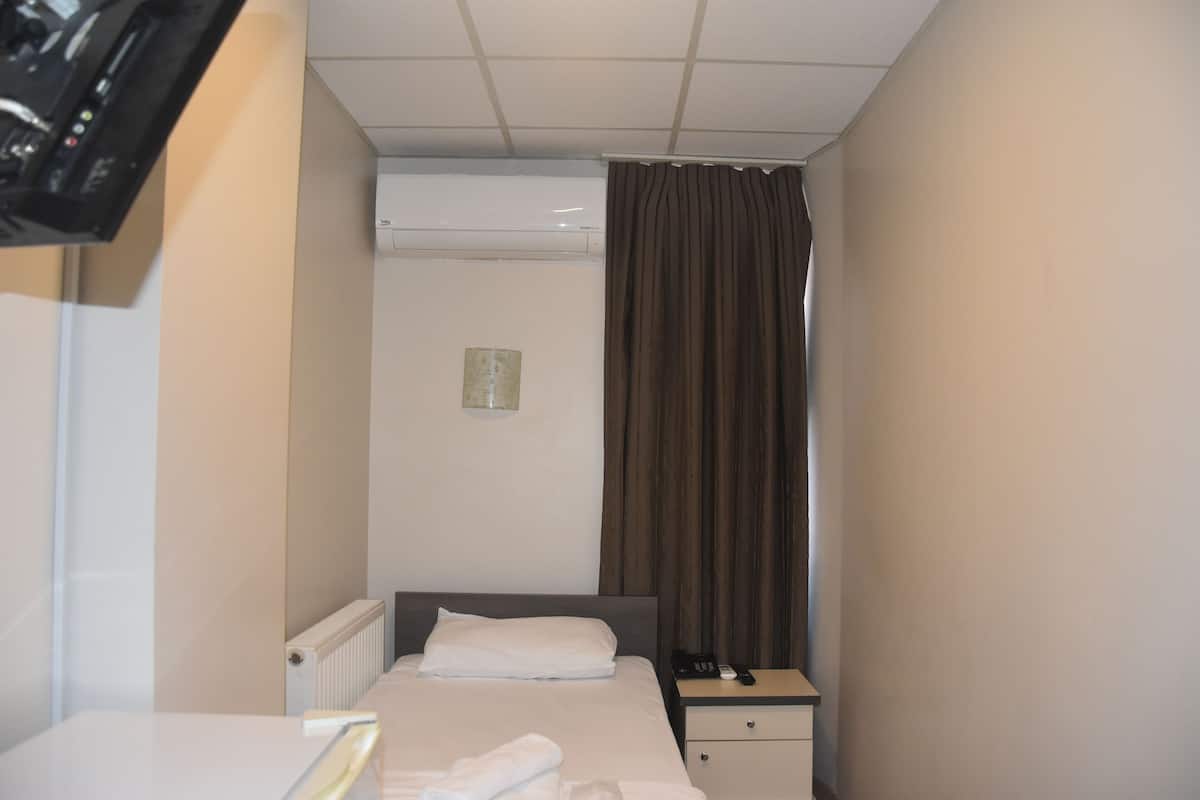 Standard Single Room, 1 Twin Bed | In-room safe, desk, soundproofing, free WiFi