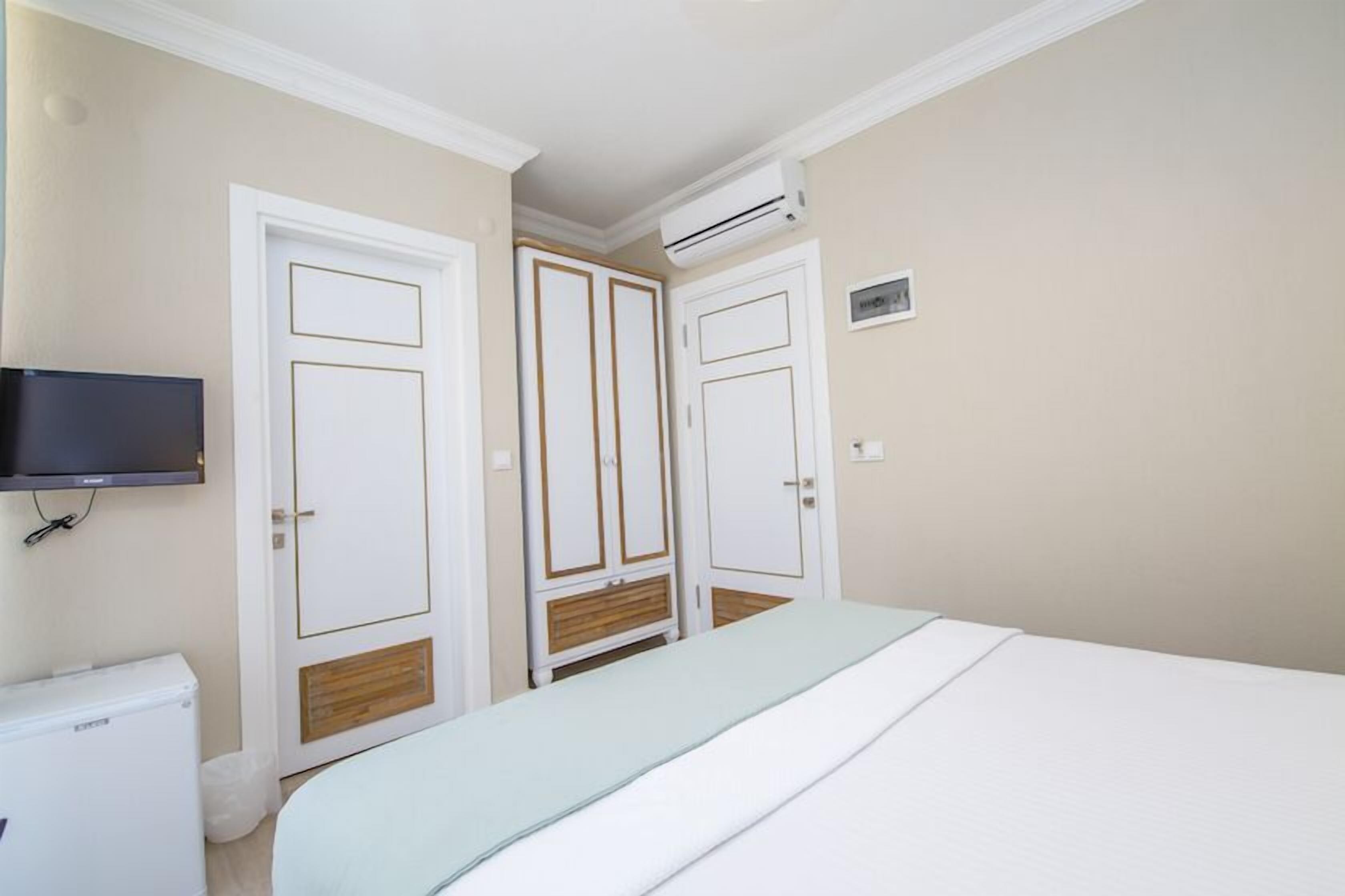 basic double room, garden view | 1 bedroom, in-room safe, desk, iron/ironing board