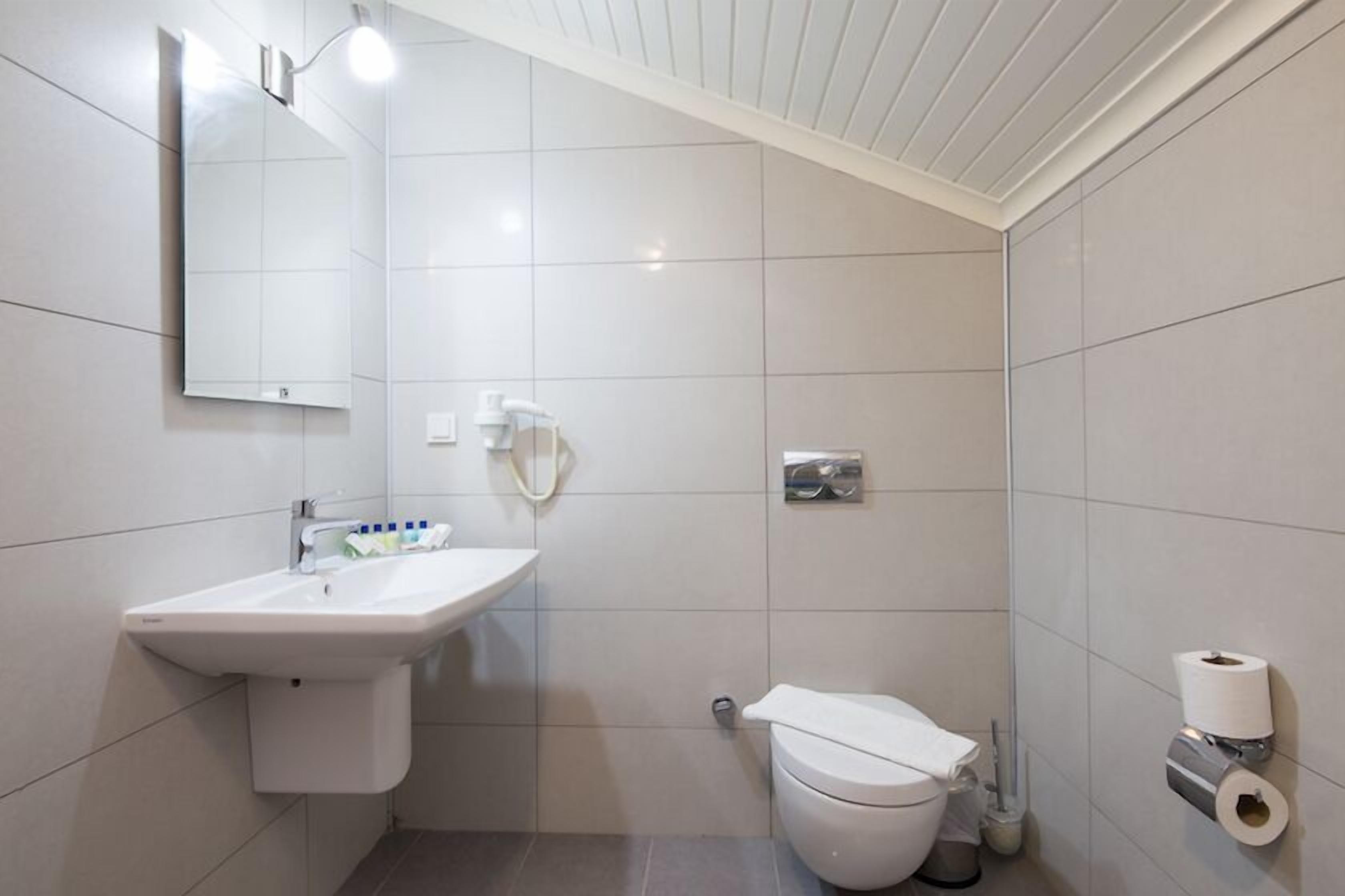 penthouse | bathroom | shower, free toiletries, hair dryer, slippers