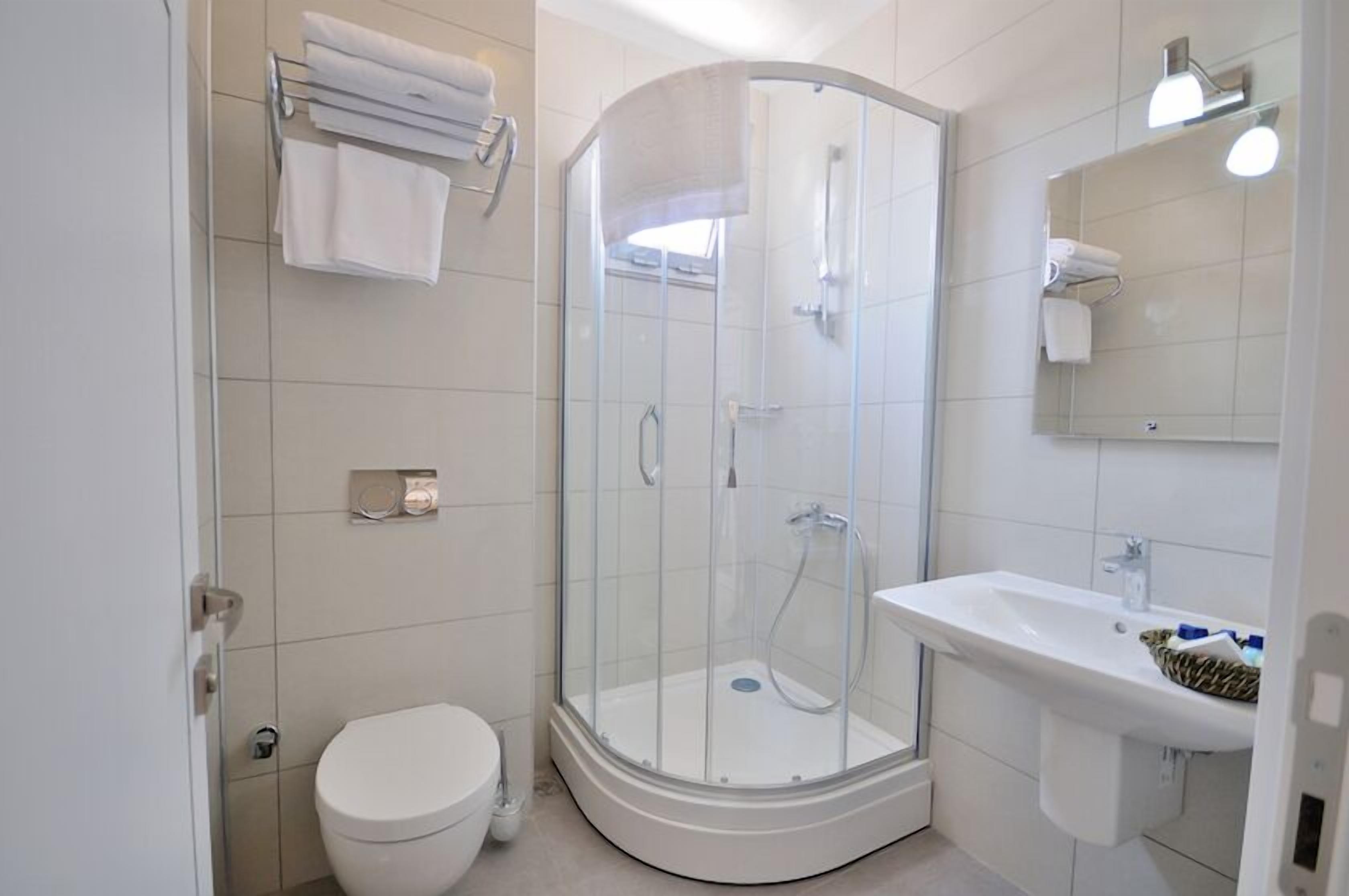 family apartment, 2 bedrooms | bathroom | shower, free toiletries, hair dryer, slippers