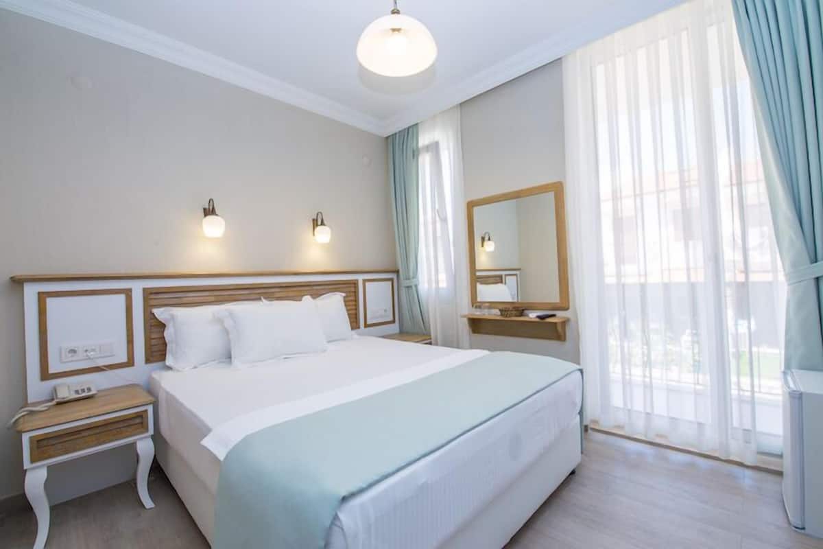 Basic Double Room, Garden View | In-room safe, desk, iron/ironing board (on request), WiFi (free)