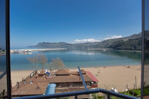 Comfort-Vierbettzimmer | Minibar, individuell dekoriert, Schreibtisch, Verdunkelungsvorhänge