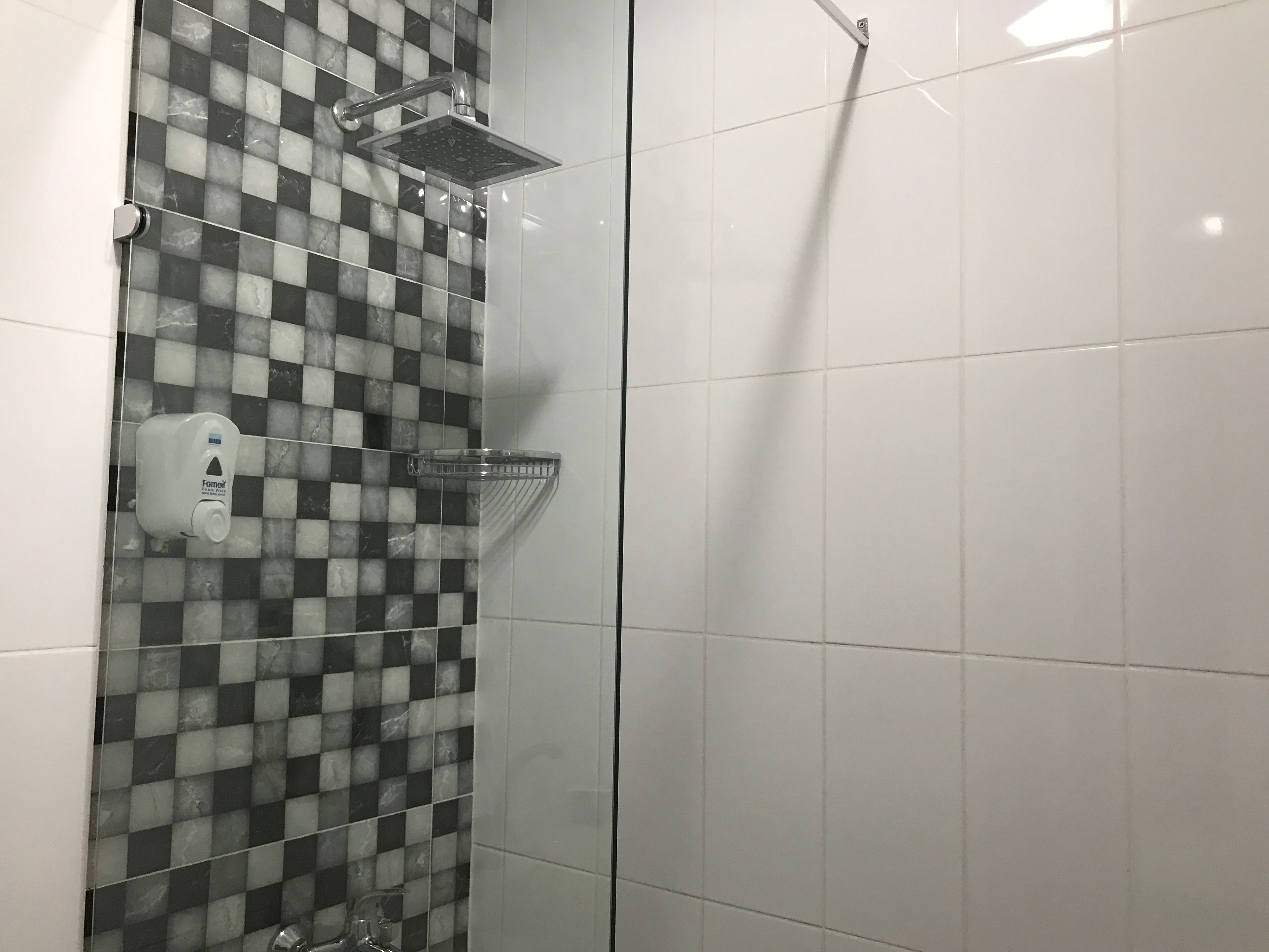 Ducha, artículos de tocador gratuitos, secador de pelo, pantuflas