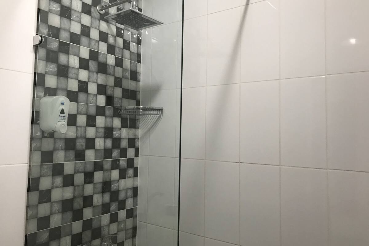 Ducha, artículos de tocador gratuitos, secador de pelo, pantuflas