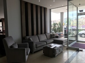 Lobby sitting area - Hande Hotel (Mustafakemalpasa)