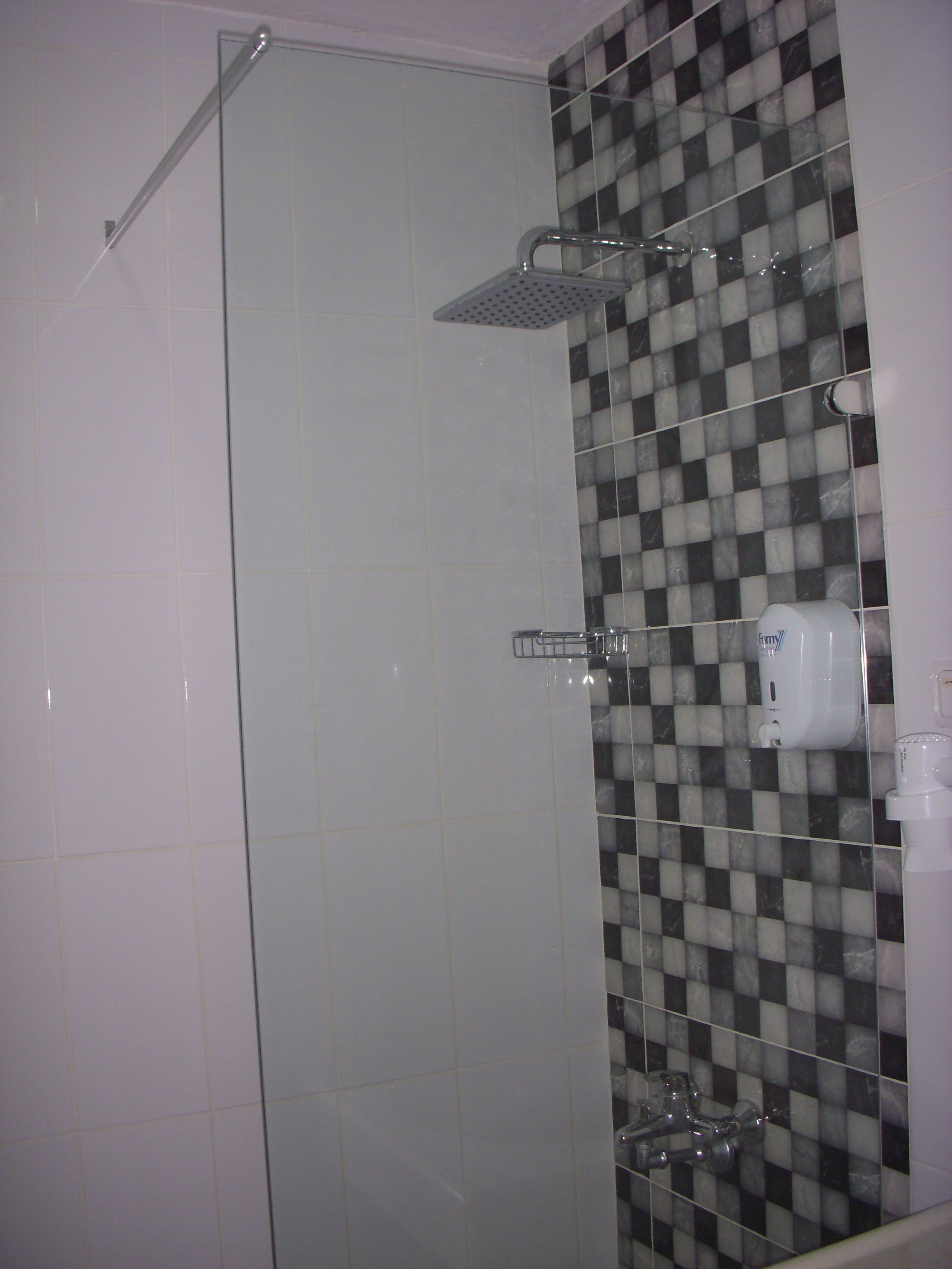 Ducha, artículos de tocador gratuitos, secador de pelo, pantuflas