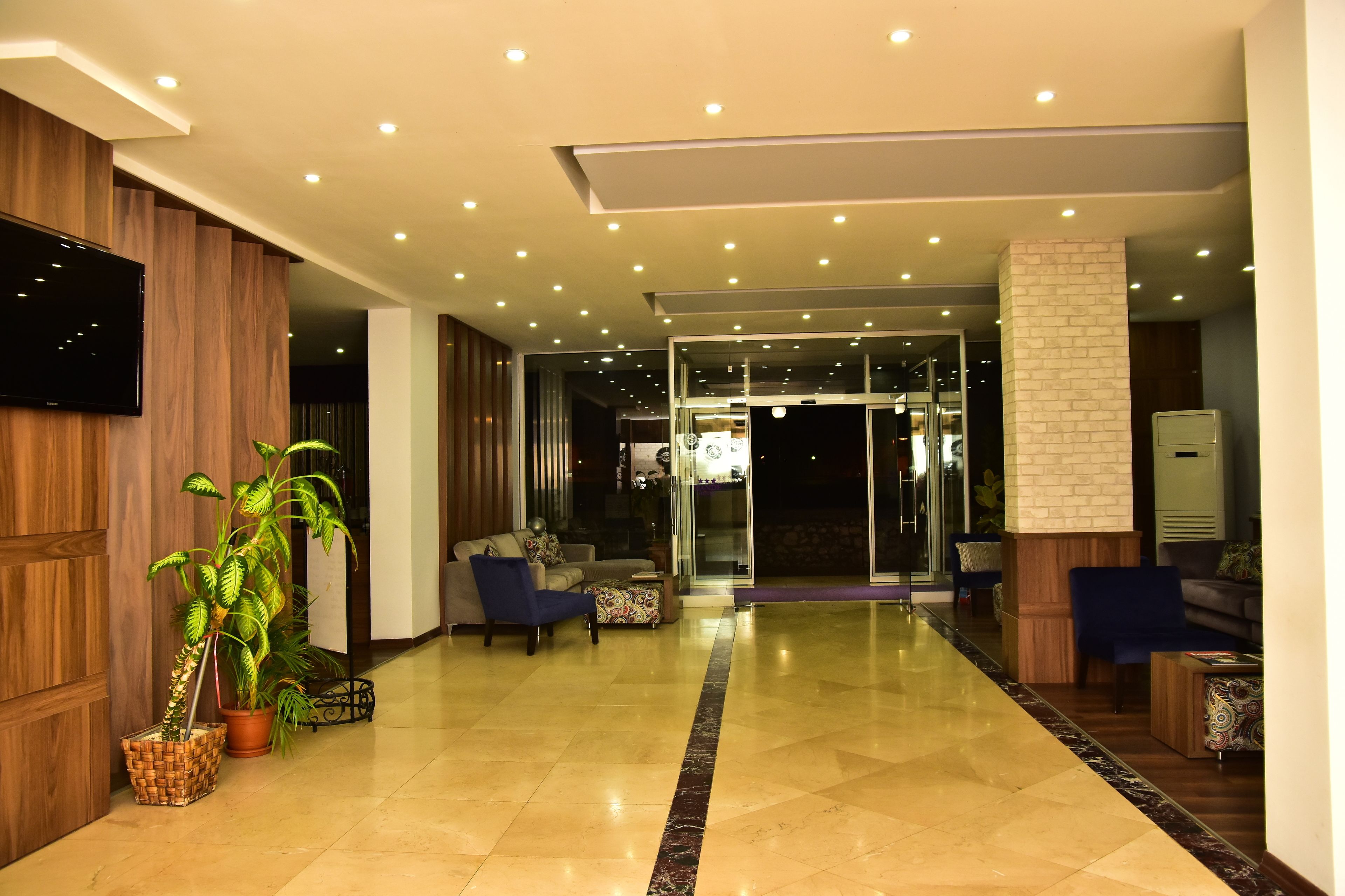 Lobby lounge