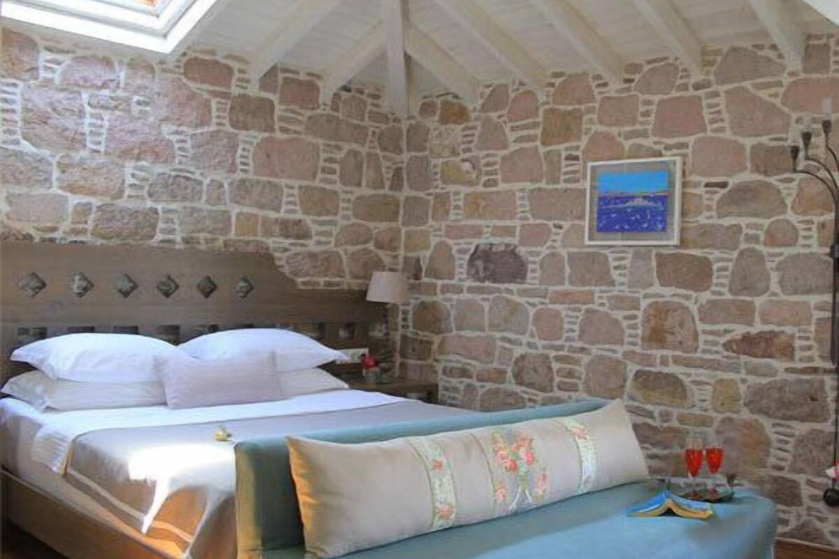 Standard Room, 1 Double or 2 Twin Beds | Minibar, in-room safe, desk, WiFi (free)