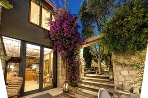 Front of property - evening/night - Sakin Ev (Cesme)