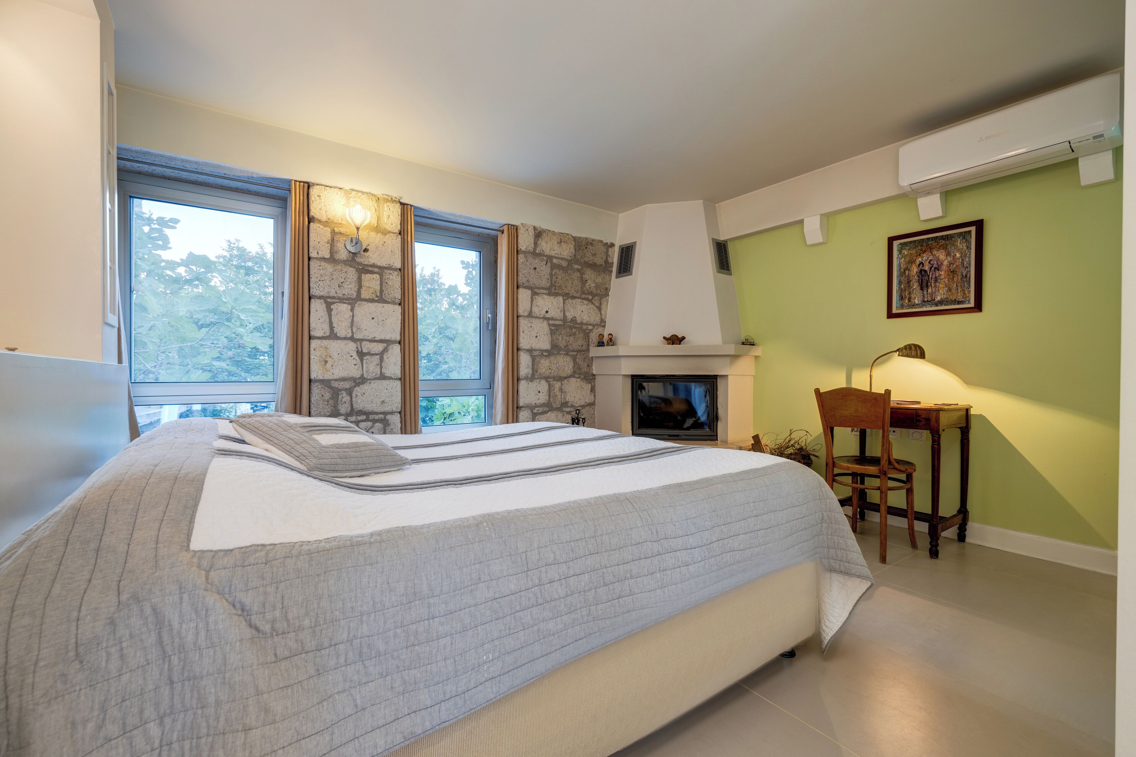 deluxe room, fireplace | 1 bedroom, memory-foam beds, in-room safe, soundproofing