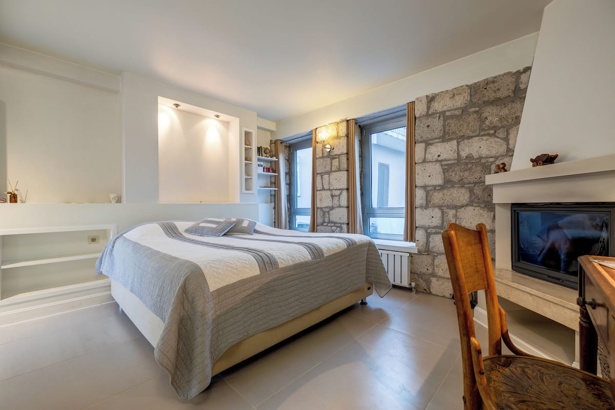 deluxe room, fireplace | 1 bedroom, memory-foam beds, in-room safe, soundproofing