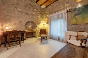 Superior Deluxe Room  | Memory foam beds, in-room safe, soundproofing, free WiFi - Sakin Ev (Cesme)