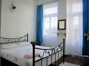 Habitación doble, balcón | Ropa de cama de alta calidad y wifi gratis