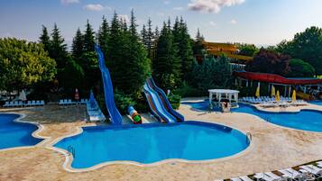 3 binnenzwembaden, een seizoensgebonden buitenzwembad en ligstoelen