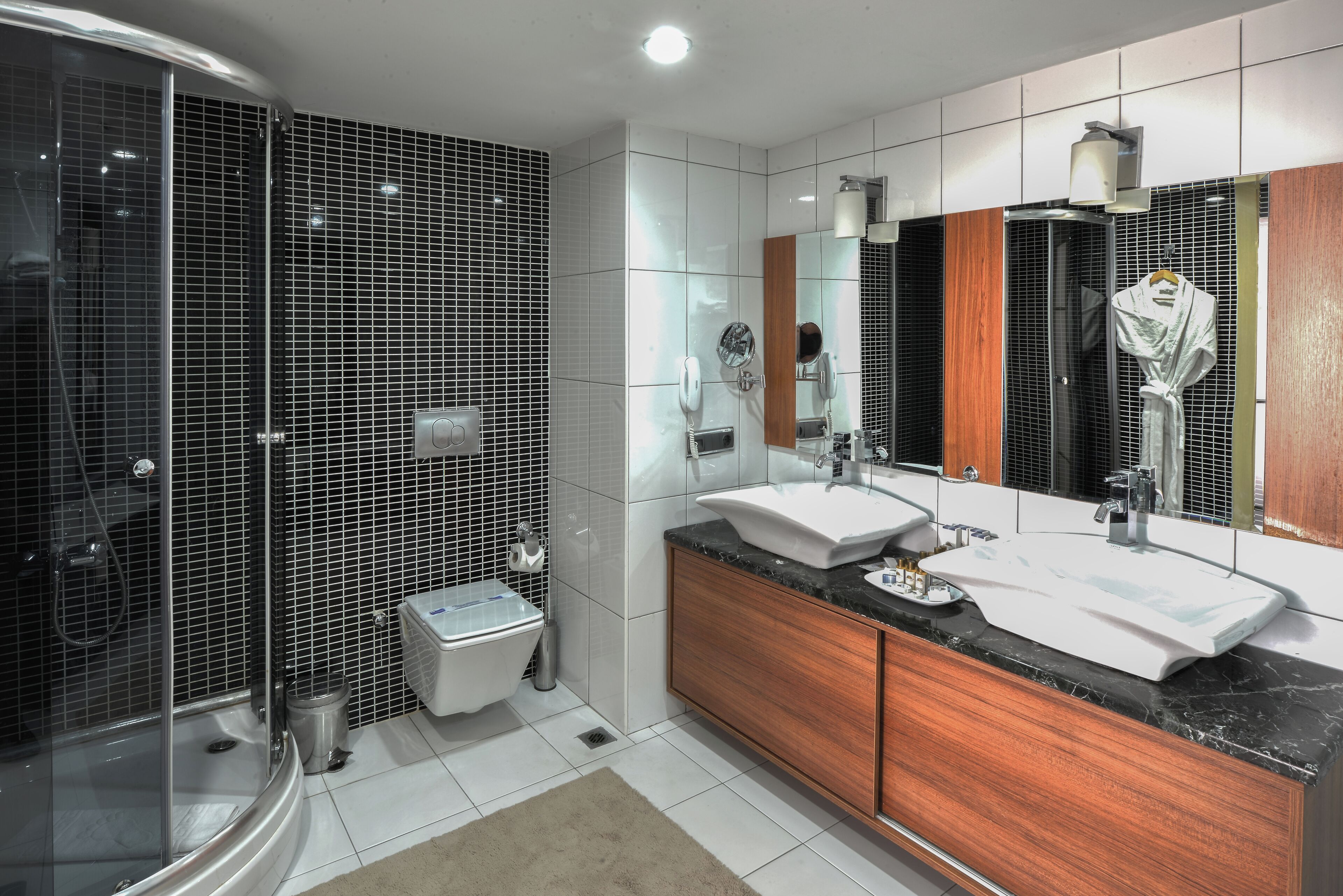 standard suite | bathroom | separate bathtub and shower, jetted bath, free toiletries, hair dryer