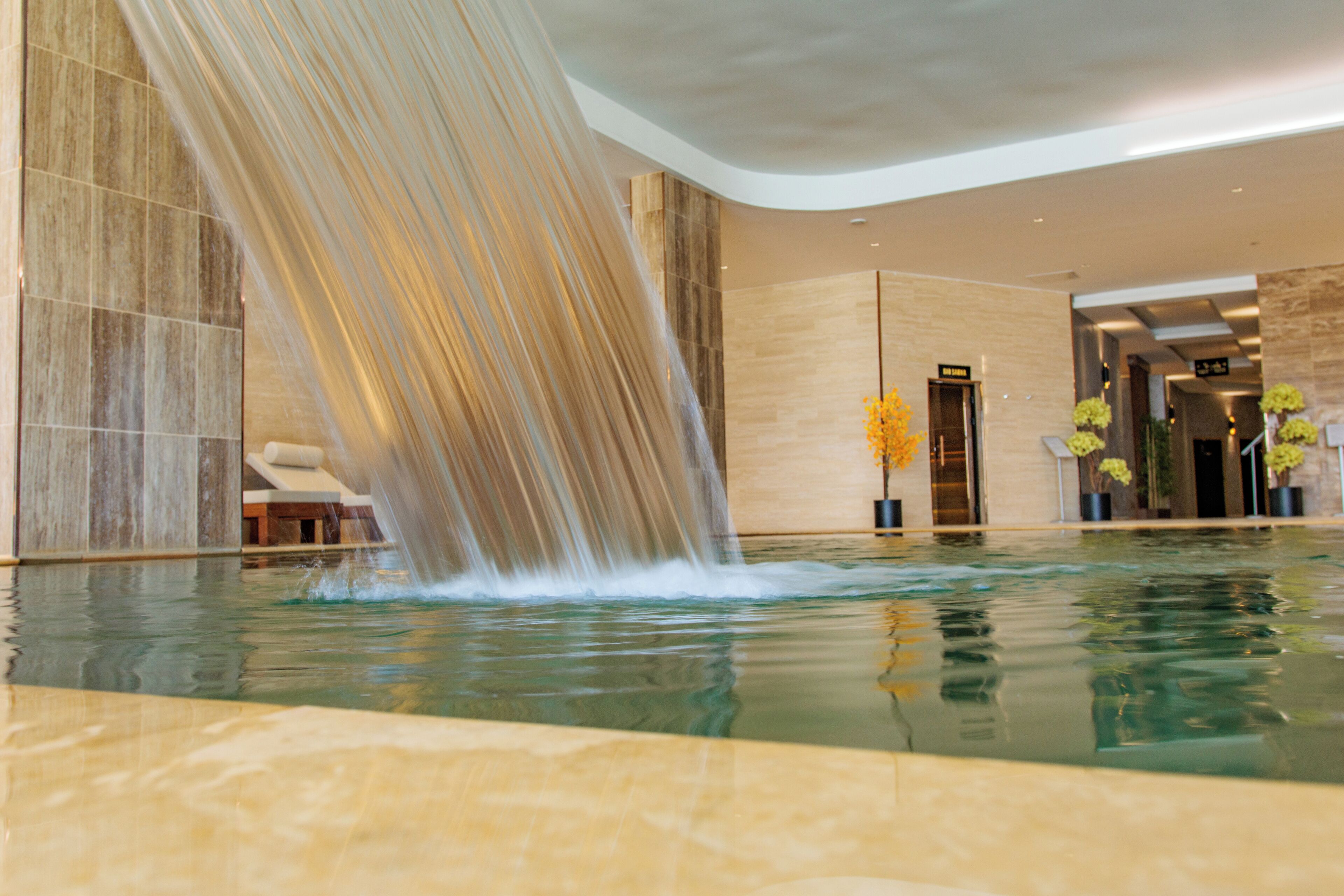 3 สระว่ายน้ำในร่ม, สระว่ายน้ำกลางแจ้งเปิดตามฤดูกาล, เก้าอี้อาบแดดริมสระ