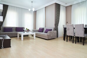 Estudio estándar, 2 habitaciones, balcón, vistas al jardín | Zona de estar | Televisión LCD de 32 pulgadas con canales por satélite, una televisión