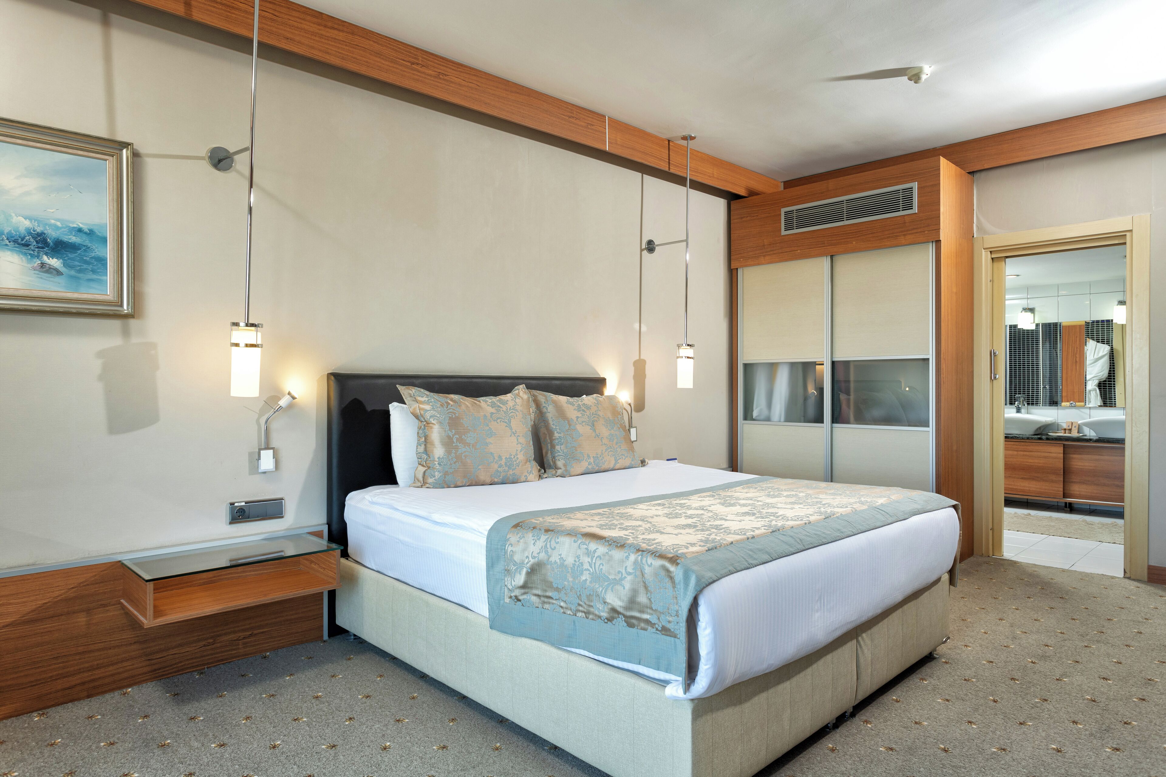Suite estándar | Artículos del minibar gratis y escritorio 