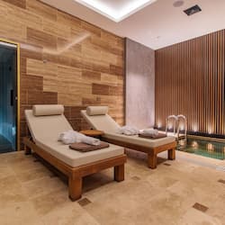 Salas para tratamentos a dois, sauna seca, banheira de hidromassagem