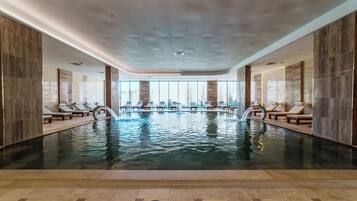3 piscines couvertes, piscine extérieure (ouverte en saison)