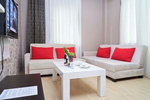 Estudio estándar, 1 habitación, bañera, vistas al jardín | Zona de estar | Televisión LCD de 32 pulgadas con canales por satélite, una televisión